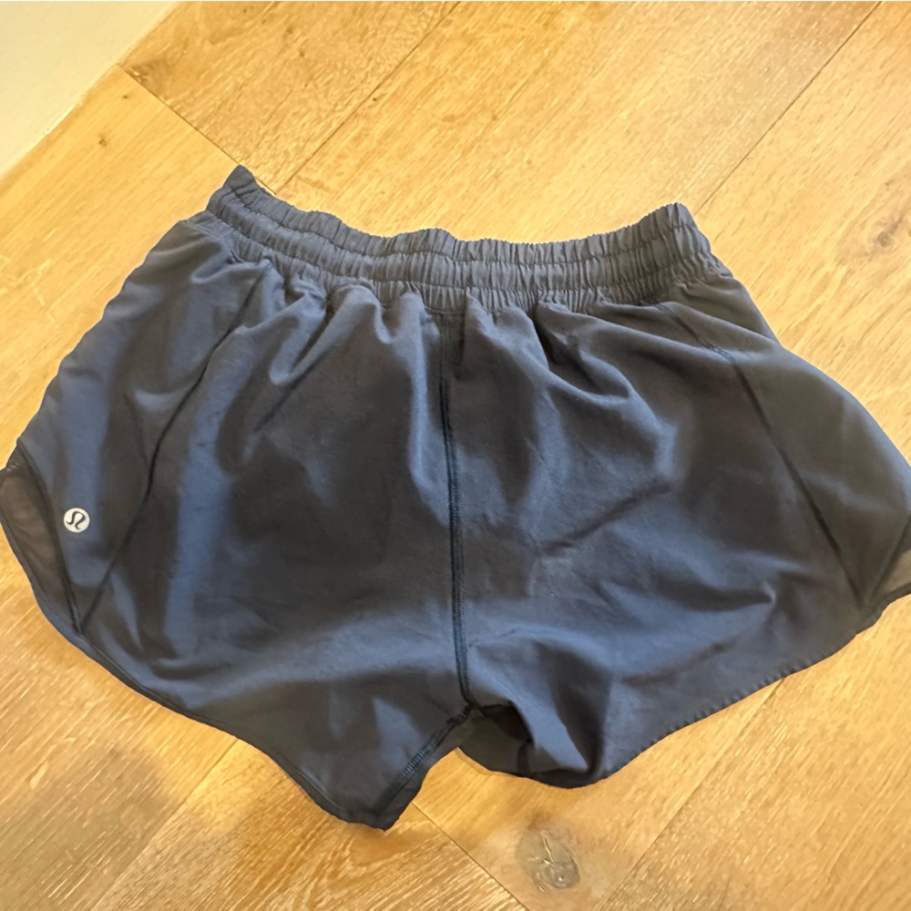 Lululemon Hotty Hot mid/low rise size 6 tall 4 inch inseam shorts - navy